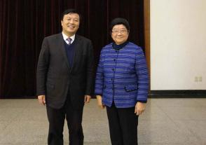 2012年2月16日，全國人大常委會原副委員長顧秀蓮與時任今世緣董事長、總經(jīng)理周素明合影。