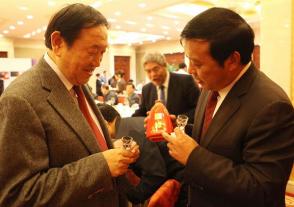 2011年12月22日，時任全國人大常委會副委員長、民盟中央主席蔣樹聲聽取國緣酒介紹。