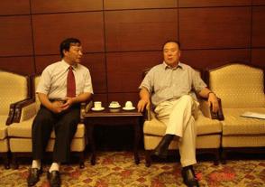 2006年8月30日，出席中華緣文化論壇的全國政協(xié)副主席白立忱與時任今世緣董事長、總經(jīng)理周素明親切交談。