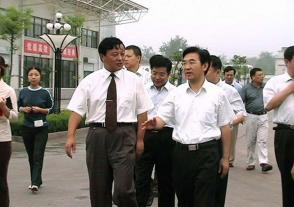 2005年8月31日，時任江蘇省副省長，現任第十四屆全國政協常委、農業(yè)和農村委員會副主任張?zhí)伊忠暡旖袷谰墶? />
            </div>
        </div>
                <div   id=