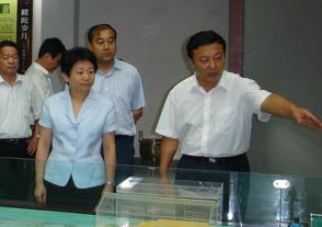 2009年8月6日，時任江蘇省委常委、副省長黃莉新視察今世緣。