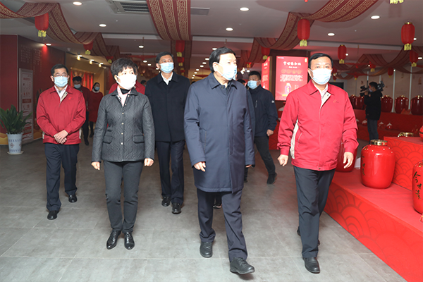 2021年2月3日，時(shí)任江蘇省委書記、現(xiàn)任第十四屆全國(guó)人大常委會(huì)委員、外事委員會(huì)主任委員婁勤儉視察今世緣酒業(yè)。