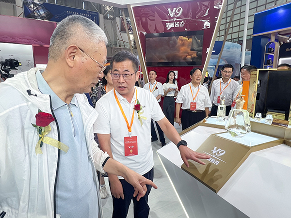 2024年8月8日，江蘇省原副省長吳瑞林在第十四屆中國（南京）國際糖酒食品交易會上參觀今世緣展館